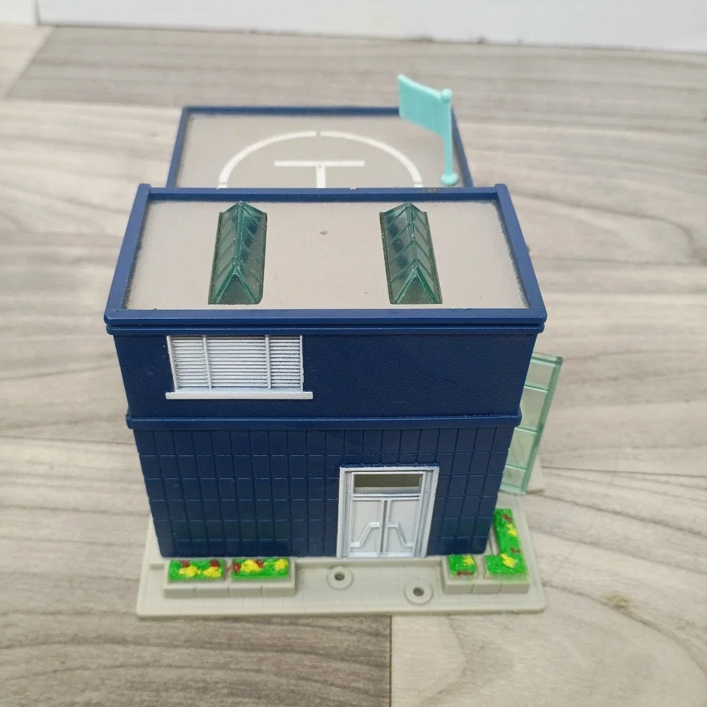 Vtg 1995 New Ray HO Scale Police Station Building W Helipad Slot Car Train Set